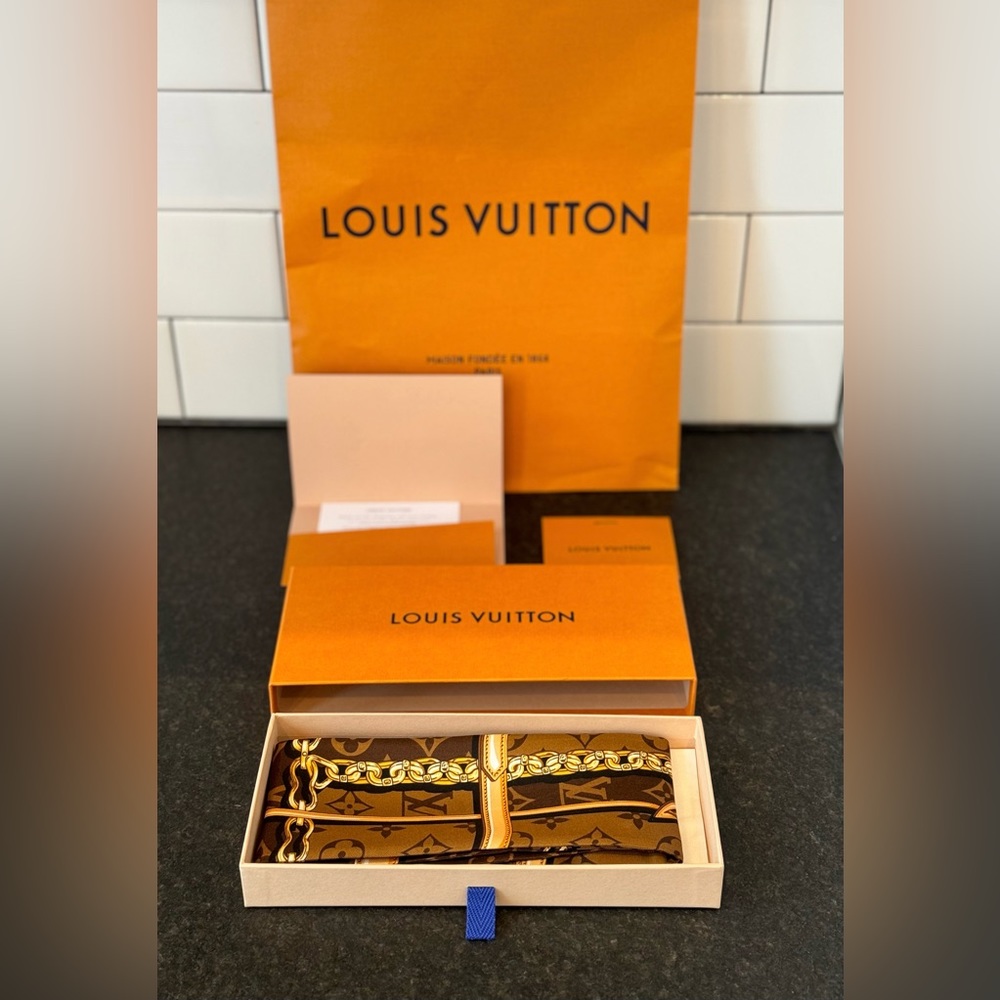 BNWT Louis Vuitton Monogram Bandeau Silk Scarf